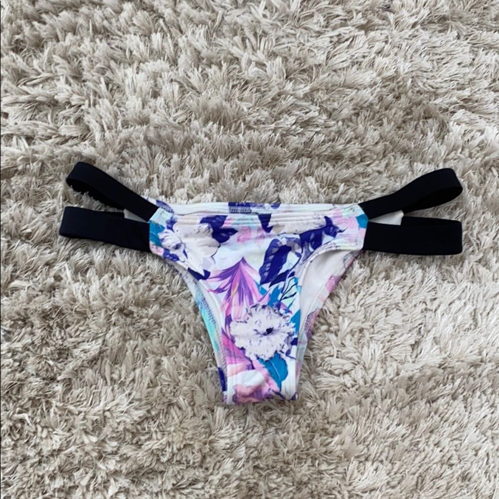 Victoria’s Secret swim bottoms size small